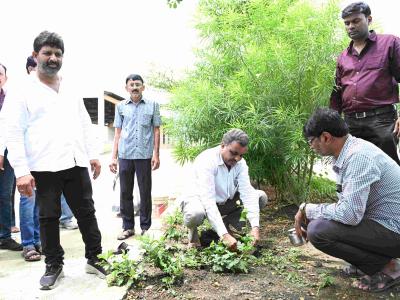 Jhade Lalava Jhale Jagava